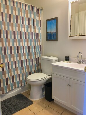 Combined shower/bathtub, towels, soap, shampoo