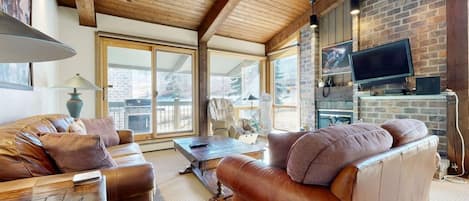 Televisie en een open haard