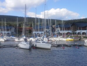 Un puerto deportivo con varios veleros amarrados.