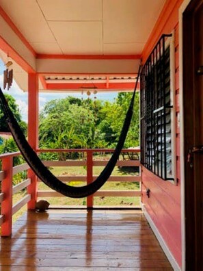 Terrace/patio - Pink Iguana house in a quiet & safe area close to center (Utila)