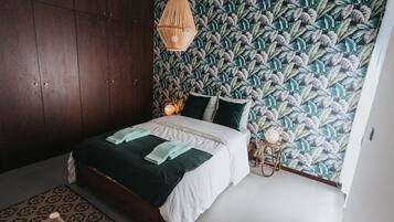 2 bedrooms, iron/ironing board, internet, bed sheets