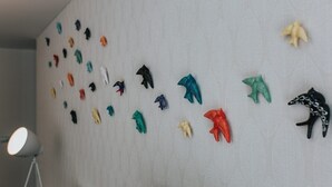 Eine Wand mit verschiedenen Tierdekorationen.