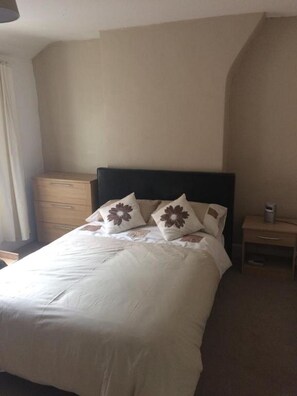 3 عدّة غرف نوم ومكواة/لوح كي وواي فاي وملاءات أسرّة