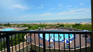 Zona de piscina con vistas a la playa y al océano.