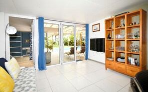 Smart TV, stereo - Chalet Kestrel waterfront, private pool, wifi, beautiful beach and snorkeling (Riambel)