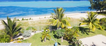 Chalet Kestrel waterfront, private pool, wifi, beautiful beach and snorkeling