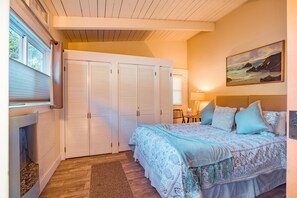 Une chambre à coucher avec un lit, un tableau, une fenêtre et une armoire.