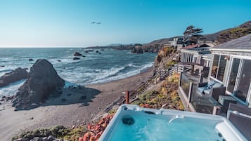 Banyera d'hidromassatge a l'aire lliure