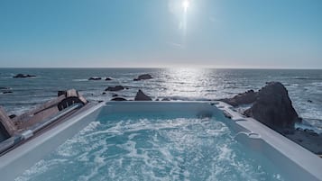 Banyera d'hidromassatge a l'aire lliure