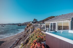 Outdoor spa tub - Seamist Beach Cottage (Bodega Bay)