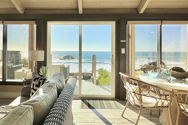 Flatskjerm-TV og peis