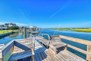 A wooden dock extending into a body of water with a clear sky above. - Miller Villa, 6 bedroom, 3 bathrooms, deep water channel (Murrells Inlet)