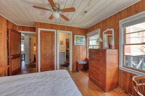 6 bedrooms, free WiFi, bed sheets - Miller Villa, 6 bedroom, 3 bathrooms, deep water channel (Murrells Inlet)