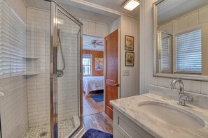 Combined shower/tub, towels