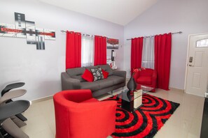 Villa Premium, 2 habitaciones, vista al jardín | Sala de estar | Televisión LCD de 55 pulgadas con canales digitales y televisión 