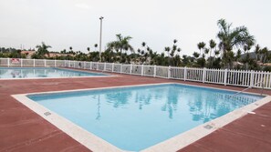 Outdoor pool - The Golf Oasis II (Kingston)