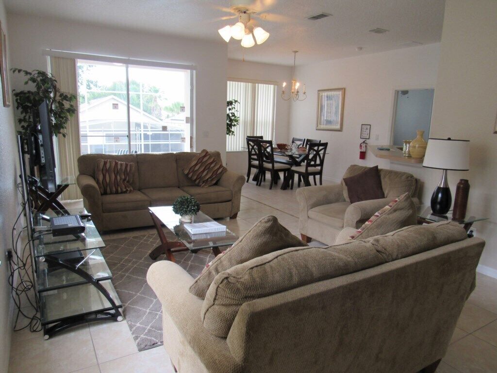 Comfy &  Inviting Pool Home In Highly Esteemed Highlands Reserve Community