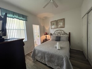 5 bedrooms, iron/ironing board, WiFi, bed sheets - 5/4 Pool Home With THREE Master Suites In Coveted Windwood Bay Community (Davenport)