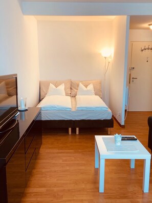 1 chambre, bureau, fer et planche à repasser, Wi-Fi