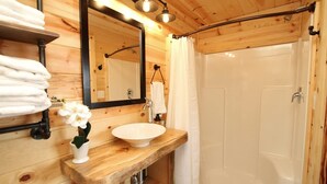 Shower, hair dryer, towels, shampoo - Stargazing Treetop near Zion with King Bed (Orderville)