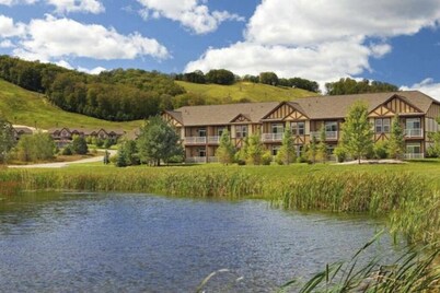 3bd/3ba Sleeps 10 Villa at Boyne Mountain AVAILABLE Sept 18-25th