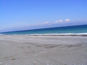 Sulla spiaggia, lettini da mare