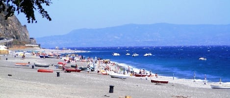 Rannalla, aurinkotuoleja