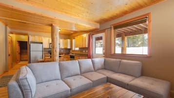 Télévision, cheminée, baby-foot