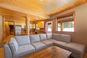 Una televisión, una chimenea, un futbolín