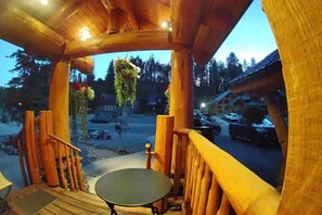 Outdoor dining - Cozy Log Home Hot tub Short Flat Walk to Lifts (Kimberley)