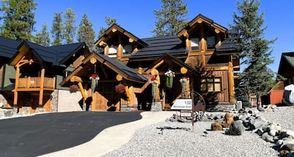 Cozy Log Home Hot tub Short Flat Walk to Lifts
