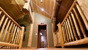 Un intérieur en bois, avec un plafond haut et une porte centrale.