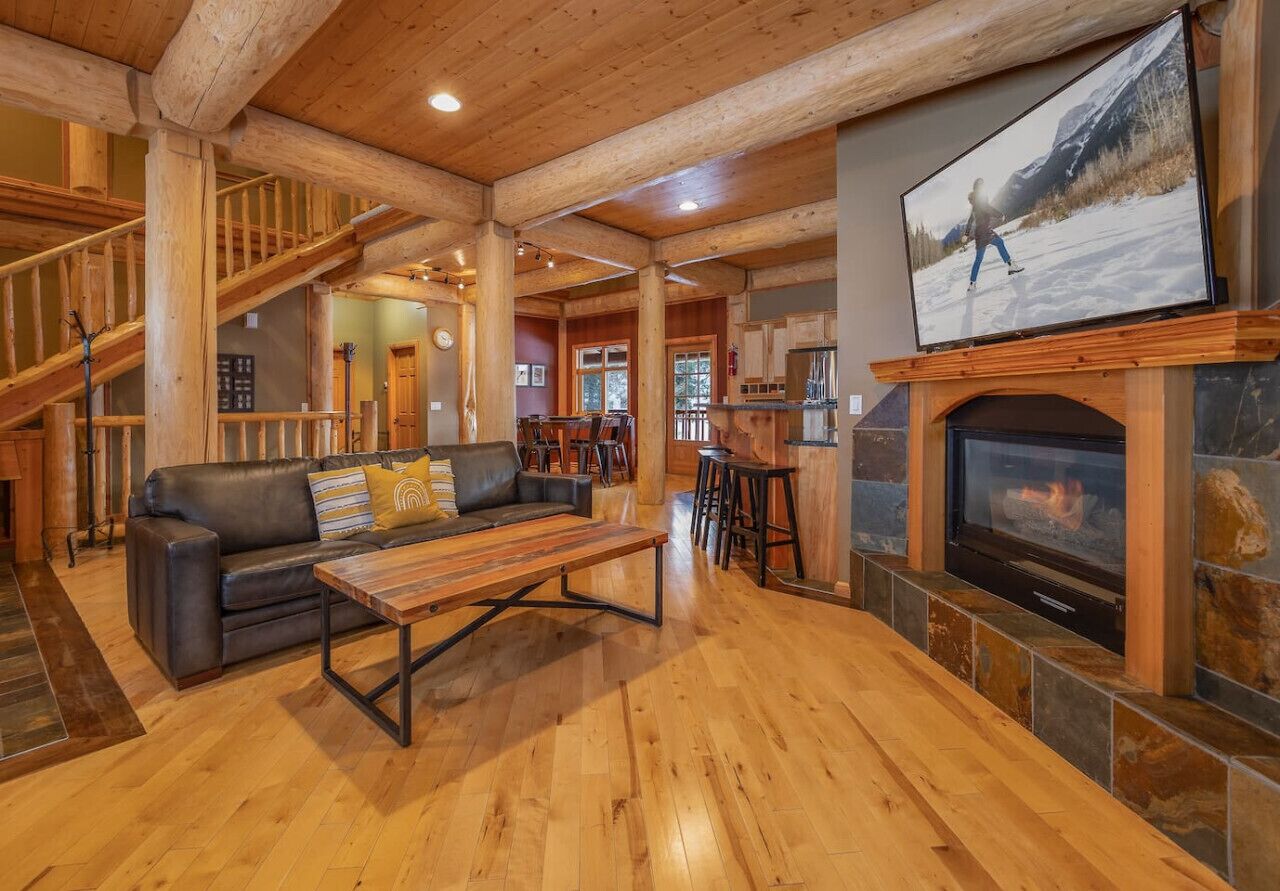 Télévision, cheminée, baby-foot