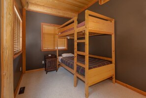 6 bedrooms, WiFi, bed sheets