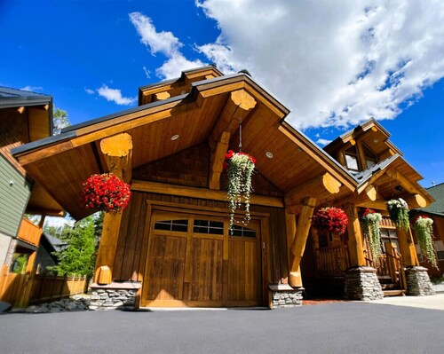 Cozy Log Home Hot tub Short Flat Walk to Lifts