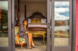 Estudio de lujo, tina, vista al lago | Sábanas de algodón egipcio, ropa de cama de alta calidad y edredón 