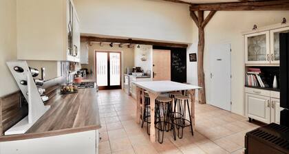 Charming Traditional Country Cottage, large private garden, modern amenities.