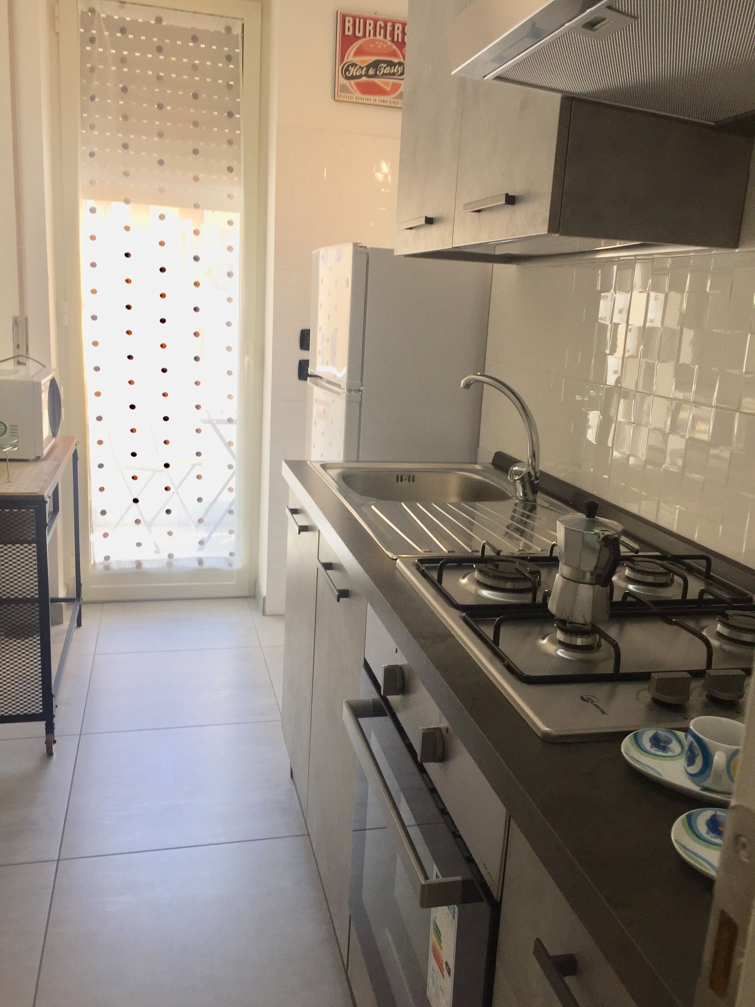 Réfrigérateur, micro-ondes, four, plaque de cuisson