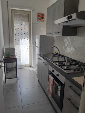 Fridge, microwave, oven, stovetop - Sweet Napoli, holiday home within walking distance of the central station (Napoli)