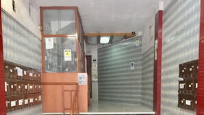 Una escalera conduce a una zona cerrada con taquillas metálicas a ambos lados.