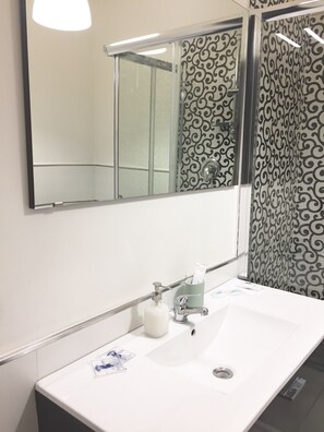 Shower, hair dryer, bidet, towels - Sweet Napoli, holiday home within walking distance of the central station (Napoli)