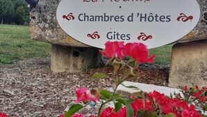 Ein Schild mit der Aufschrift 'La Mouthe', 'Chambres d'Hôtes' und 'Gites'.