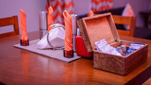Een houten doosje met zakdoeken en een tissues op een tafel.
