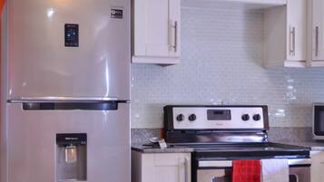 Signature Villa, 3 Bedrooms, 2 Bathrooms, Garden View | Private kitchen | Full-size fridge, microwave, oven, stovetop