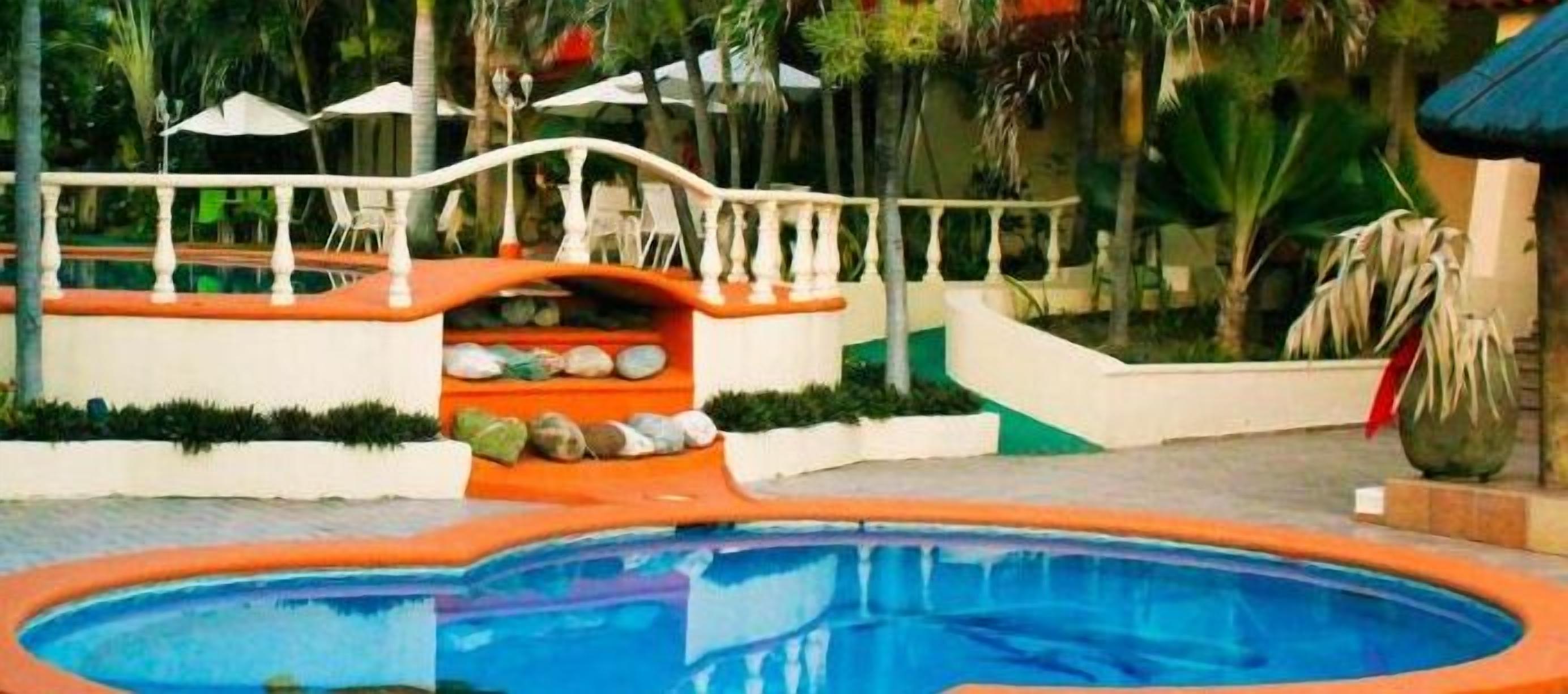 2 個室外泳池；09:00 至 21:00 開放；躺椅