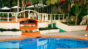 2 Außenpools, geöffnet von 09:00 Uhr bis 21:00 Uhr, Liegestühle