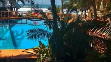 2 kolam renang outdoor, dengan kursi berjemur