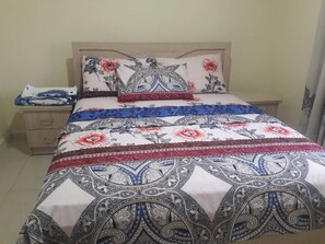 2 عدّة غرف نوم ومكواة/لوح كي وواي فاي مجانًا وملاءات أسرّة