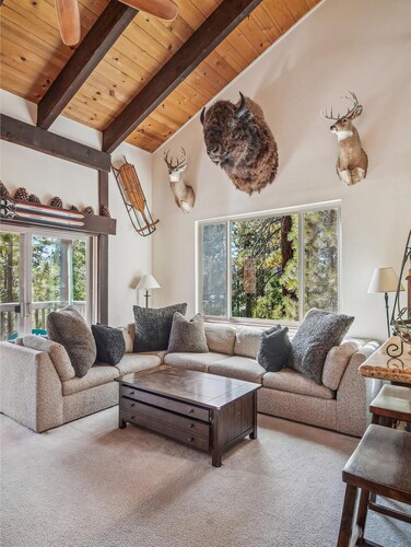 Serene North Lake Tahoe Escape – Pool & Tennis Access Villas #68
