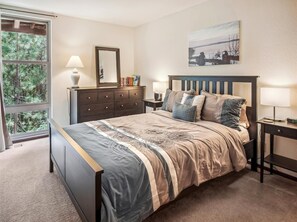 3 slaapkamers, een strijkplank/strijkijzer, gratis wifi, beddengoed